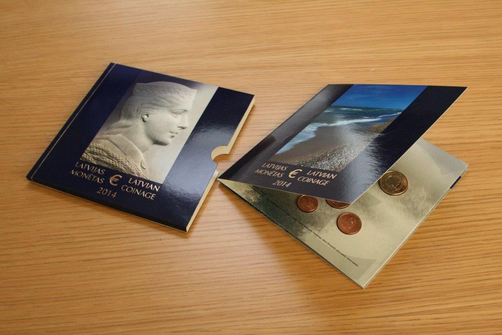 Latvijas eiro monētu suvenīrkomplekts kartona vāciņos